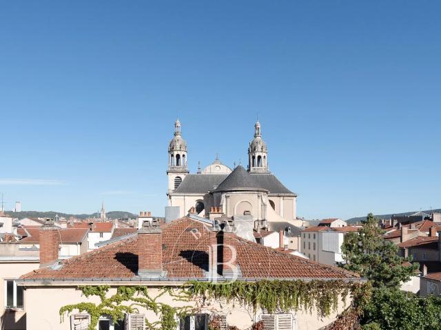 Exclusivité Nancy – Cathédrale – Duplex de caractère de 23. 235m² Nancy