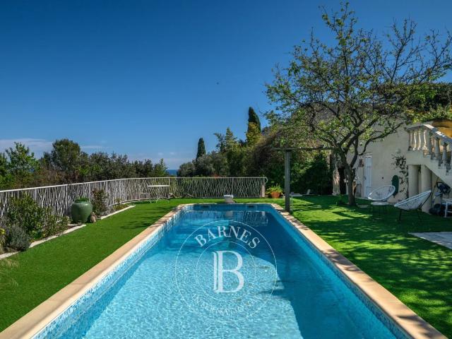 EXCLUSIVITÉ NICE OUEST SUPERBE VILLA PISCINE VUE MER PANORAMIQUE ENVIRONNEMENT CALME BEAUX VOLUMES JARDIN PAYSAGER À 15 MINUTES DES PLAGES