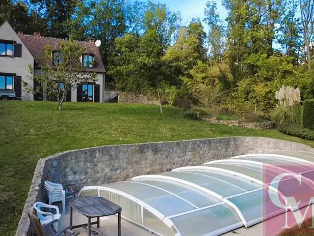Exclusivite ! Pavillon familial avec piscine et grande dépendance !