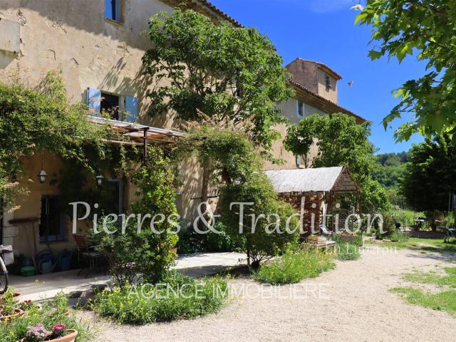 Exclusivité – Propriété d’exception de plus de 3,7 hectares. 685m² Apt