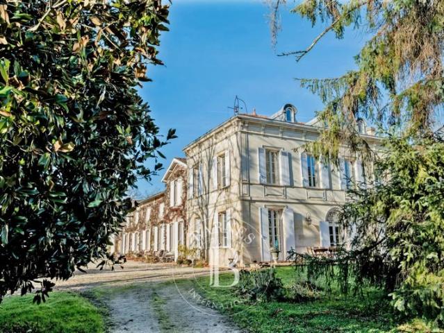 Exclusivité Propriété de 2ha Maison de Maître avec dépendances de 488 m² Cadre exceptionnel Parc arboré Garage