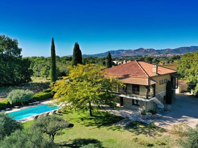 Exclusivité Propriété sur plus de 6 000 m2 avec piscine 215m² Modène