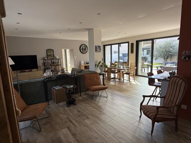 Exclusivité, rare à la vente maison de ville complétement rénovée à neuf avec terrain et piscine