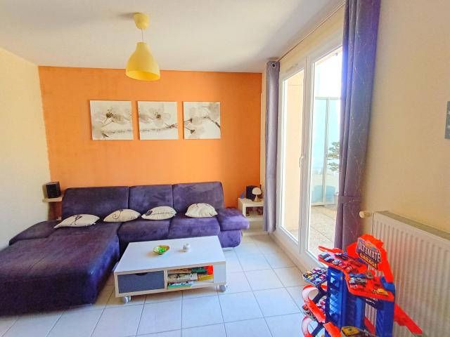 EXCLUSIVITE: ROCHE LA MOLIERE BEL APPARTEMENT DEUX CHAMBRES + GARAGE + CAVE