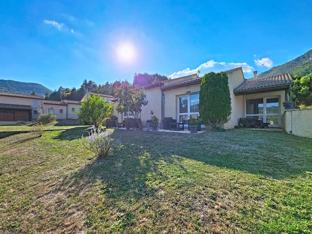 Exclusivité – Séderon – Ensemble immobilier d’environ 600 m² – 5 644 m² de foncier