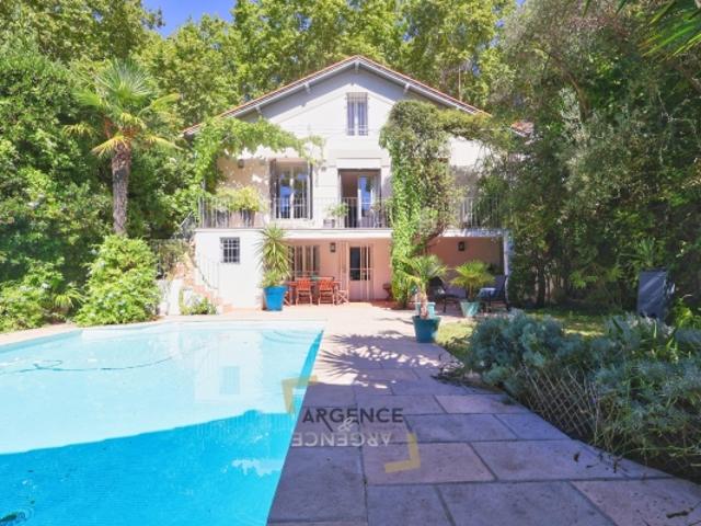 EXCLUSIVITE SUPERBE MAISON DE VILLE RENOVEE, EN PLEIN COEUR DE BOUTONNET