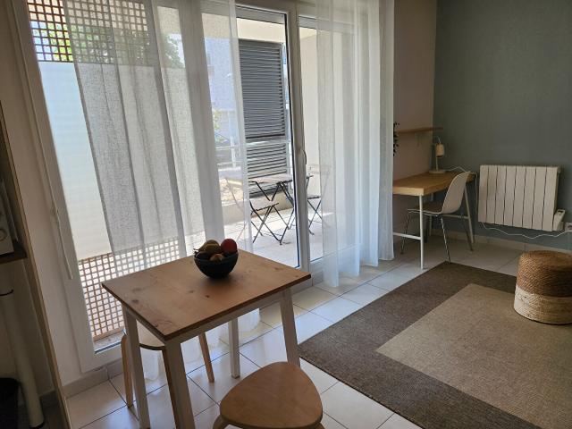 EXCLUSIVITE SUR AVIGNON LOCATION STUDIO MEUBLE de 23.65 m² avec terrasse + parking privé