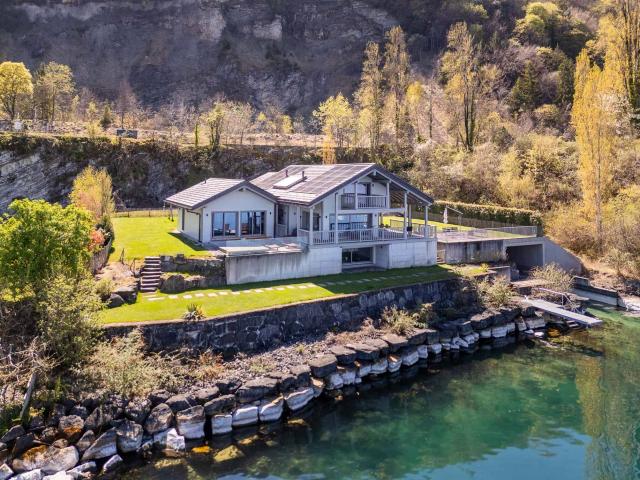 Exclusivity Cardis – Zeitgenössische Villa am Wasser mit Bootsgarage
