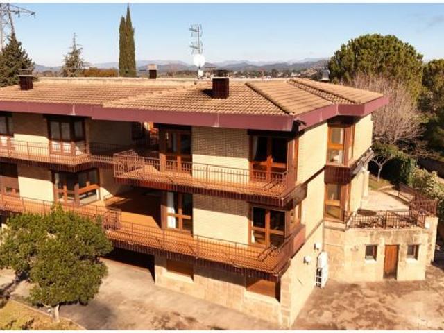 Exclusividad y Comfort: Dos Chalets Únicos con Vistas Espectaculares en Manresa