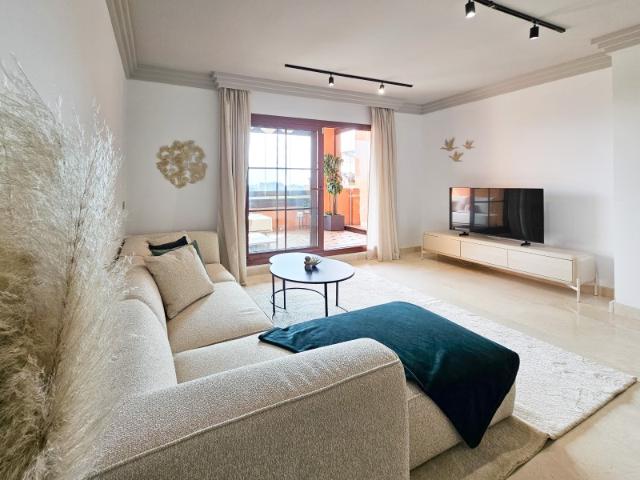 Exclusividad y estilo mediterráneo | Bajo reformado con jardín privado en Gazules del Sol