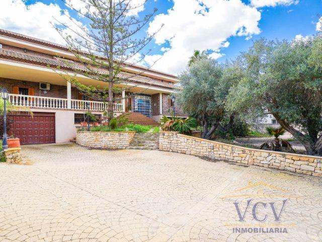 Exclusividad y Lujo en una Ubicación Privilegiada: Villa de Ensueño con Piscina