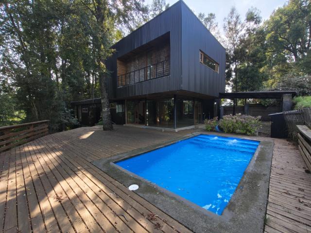 Exclusividad y Naturaleza: Espectacular Casa de Madera en Los Riscos, Pucón