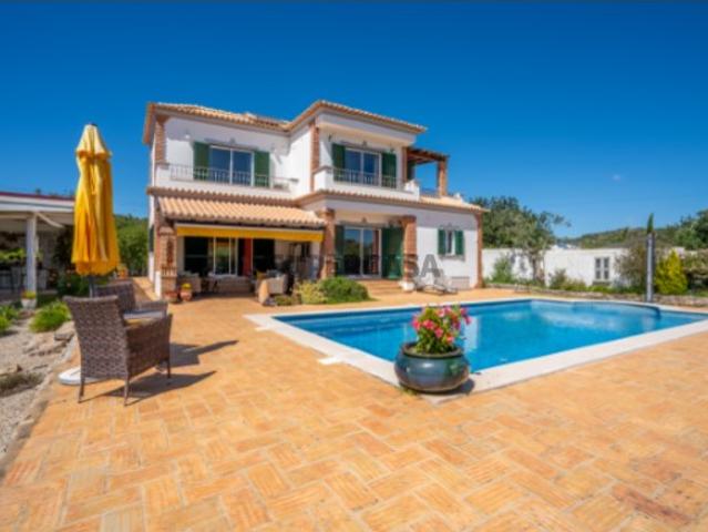 EXCLUSIVIDADE Moradia de qualidade situada a 5mn de Loulé, com 3 quartos e piscina