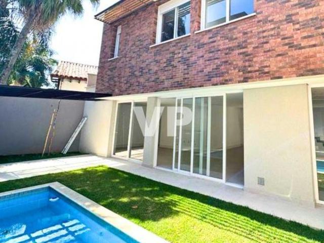 Exclusividade no Jardim dos Estados: Casa de Alto Padrão com 3 Suítes e Piscina