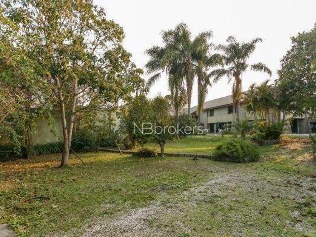 EXCLUSIVIDADE NO JARDIM SOCIAL: RESIDÊNCIA DE 960 M² COM 4 SUÍTES, PISCINA E AMPLO TERRENO