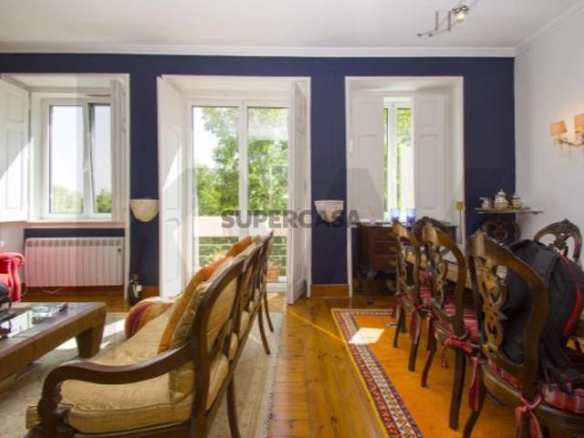 Exclusividade e Charme: T3 Duplex no Coração da Estrela