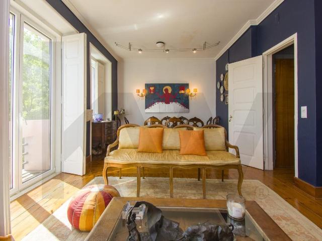 Exclusividade e Charme: T3 Duplex no Coração da Estrela 140m² Estrela
