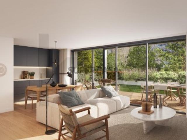 Exclusividade e História na Estrela: Luxuoso T3 com Varanda e Charme Palaciano