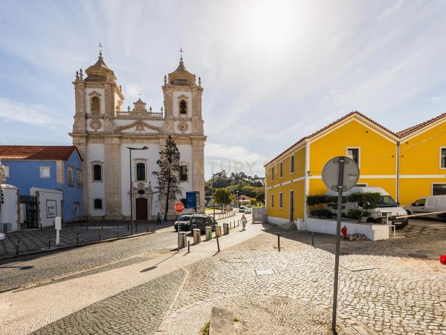Exclusividade e Rentabilidade no Coração Histórico de Leiria: O Seu Próximo Investimento de Sucesso!