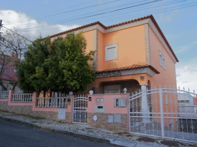 Exclusividade e Vista Rio: Moradia T5 Santa Iria da Azóia Bairro Primavera