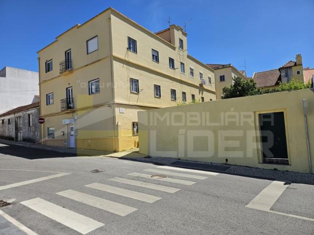 Exclusividade Imobiliária Lider. Arrumos com 6 divisões e corredor no Centro da Malveira