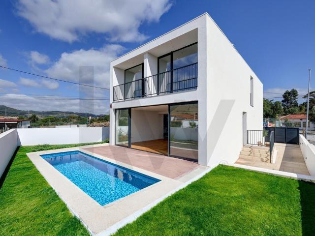Exclusividade, Luz e Conforto: A sua Nova Moradia T4 a estre. 170m² Loures