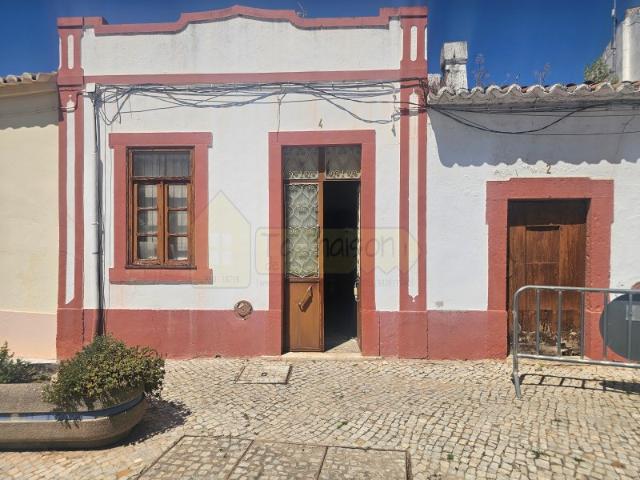 EXCLUSIVIDADE Ruina no centro de Salir com imenso potencial!