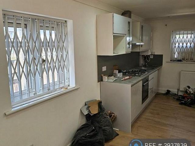 Exeter Gardens, Ilford, IG1 3 bed end of terrace house to rent £2,400 pcm £554 pw