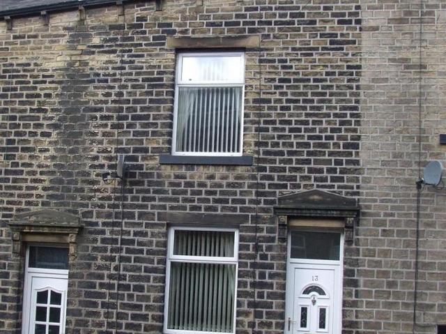 Exeter Street, Sowerby Bridge. 3 bed terraced house to rent £795 pcm £183 pw