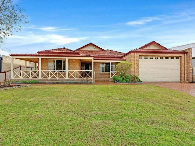 EXECTUIVE HOME WALKING DISTANCE TO GEOGRAPHE BAY