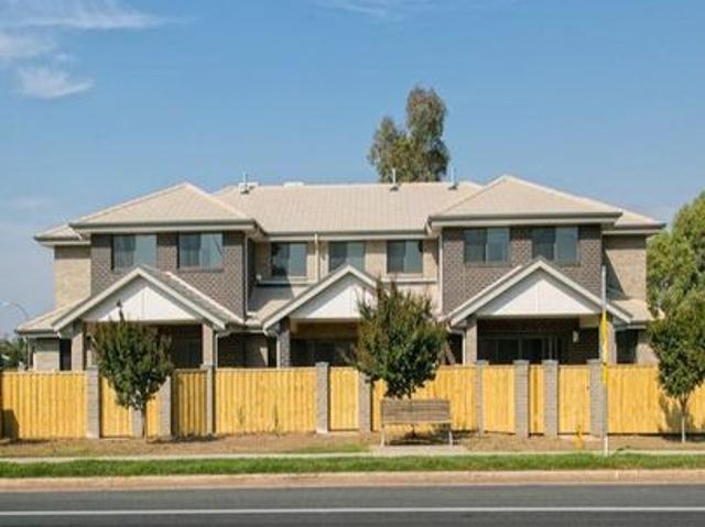 Execuitive 3 Bedroom Spacious Townhouse! 3 / 4 Mardross Court, North Albury