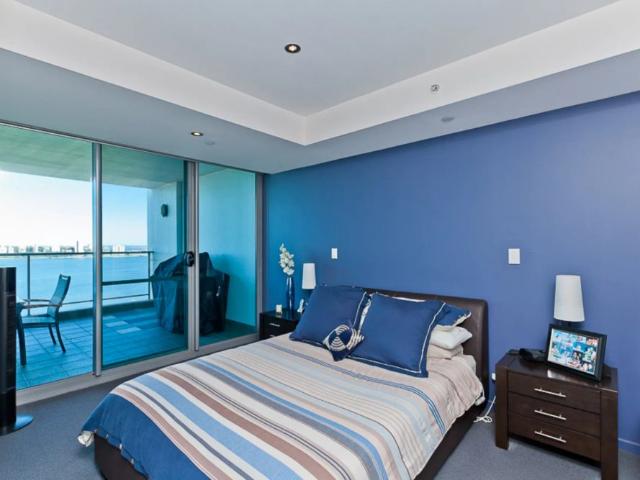 EXECUTIVE 3 BED 2 BATHROOM APARTMENT OVERLOOKING THE RIVER!