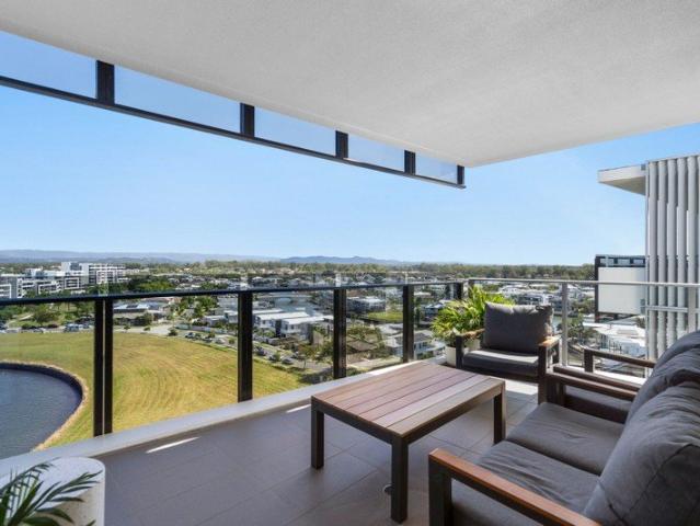 Executive corner apartment with spacious balcony and panoramic views