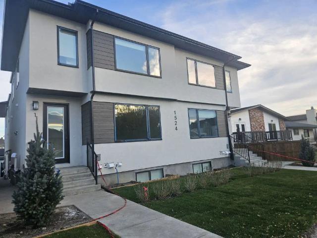 Executive 3 Bedroom Residence with Private Rooftop Patio — 3 Bedrooms Townhouse