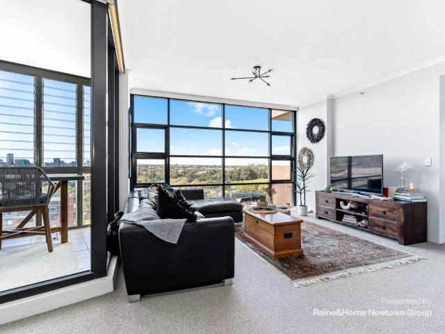 Executive 1 bed unit with glorious views from city skyline to Sydney Park