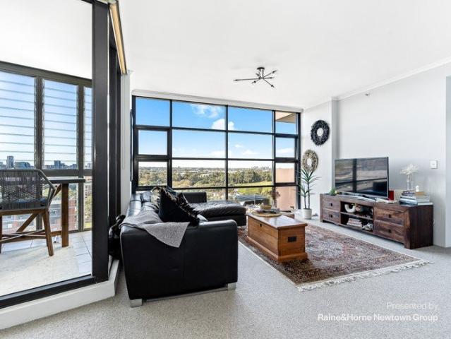 Executive 1 bed unit with glorious views from city skyline to Sydney Park