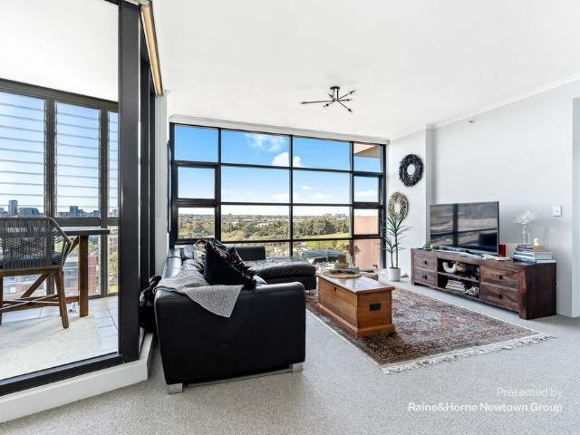 Executive 1 bed unit with glorious views from city skyline to Sydney Park