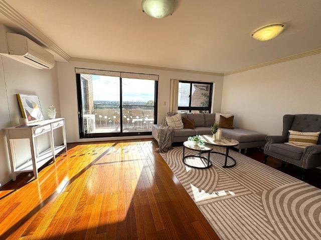 Executive 4 Bedroom Penthouse Style Apartment With City & District views