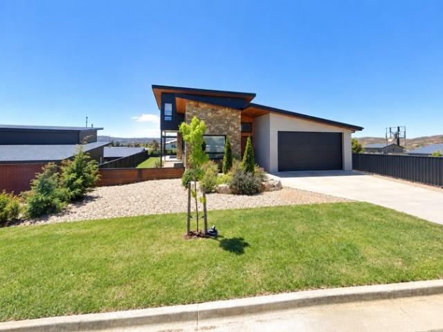 Executive 5 Bedroom Home / 12 Month Lease / Lake Views