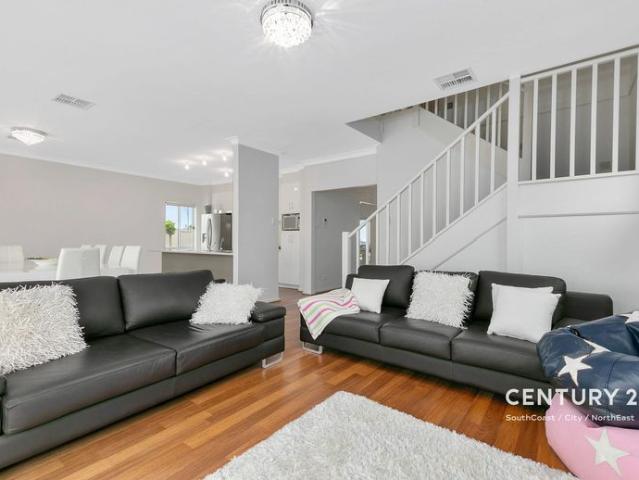 EXECUTIVE 5 BEDROOM HOME WITH SEA VIEWS