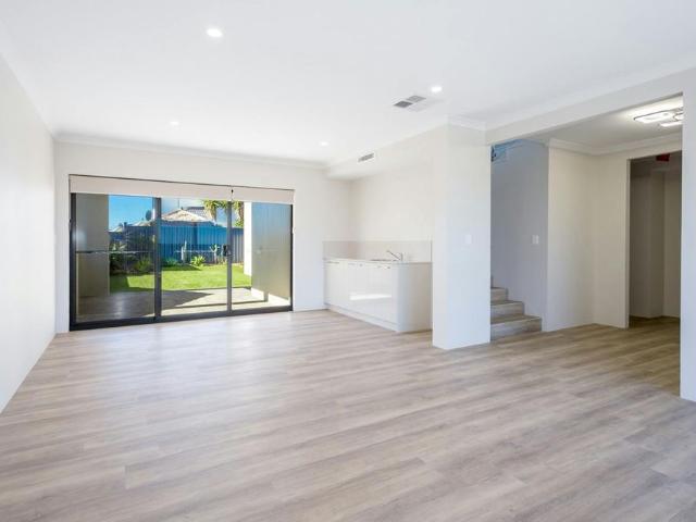 EXECUTIVE COASTAL LIVING, WALKING DISTANCE TO THE BEACH!