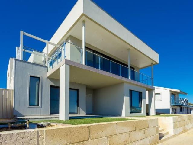 EXECUTIVE COASTAL LIVING, WALKING DISTANCE TO THE BEACH!