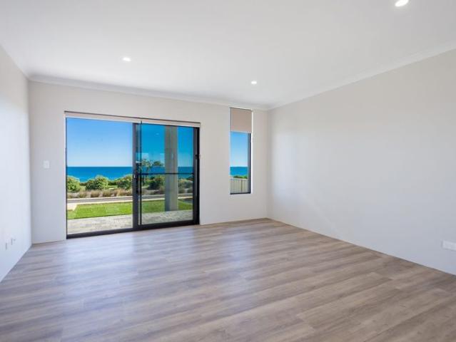 EXECUTIVE COASTAL LIVING, WALKING DISTANCE TO THE BEACH!
