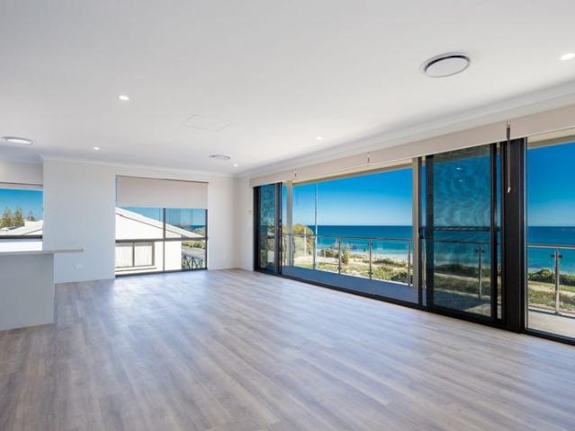 EXECUTIVE COASTAL LIVING, WALKING DISTANCE TO THE BEACH!
