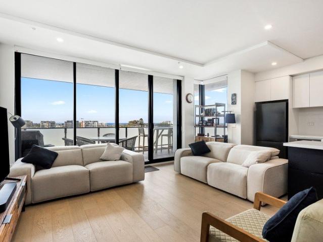 Executive contemporary apartment with ocean views