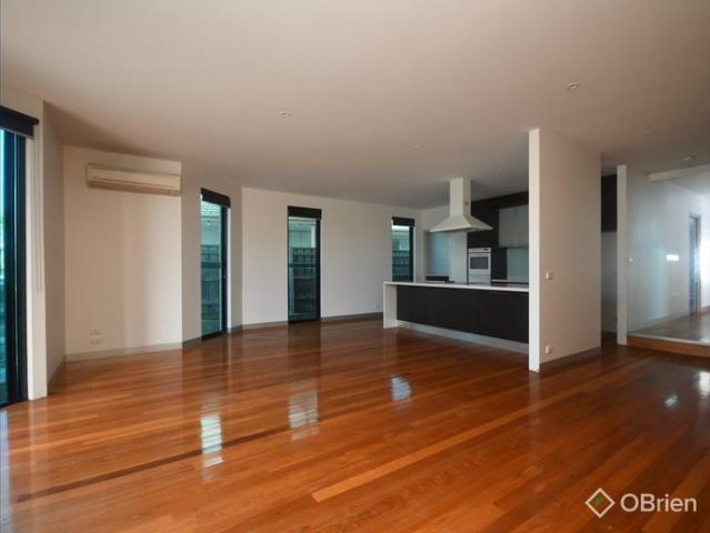 EXECUTIVE CANAL LIVING WITH PRIVATE JETTY BERTH!