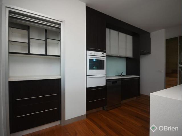 EXECUTIVE CANAL LIVING WITH PRIVATE JETTY BERTH!