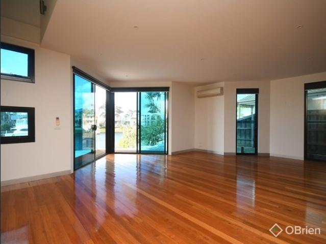 EXECUTIVE CANAL LIVING WITH PRIVATE JETTY BERTH!