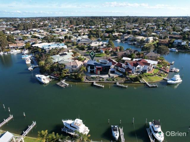 EXECUTIVE CANAL LIVING WITH PRIVATE JETTY BERTH!