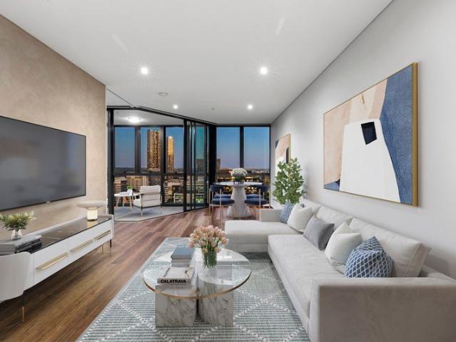 Executive CBD Living With Stunning Views